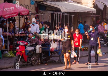 Phnom Penh, Cambodge. Le 14 mai 2021. Après 4 semaines de confinement total de la ville, le gouvernement continue de diviser Phnom Penh en 3 zones de couleur (rouge, orange et jaune) en raison de l'augmentation continue de COVID - 19. Un marché impromptu est mis en place dans une « zone rouge », Ce qui signifie un risque élevé d'infection. Credit: Kraig Lieb / Alamy Live News Banque D'Images