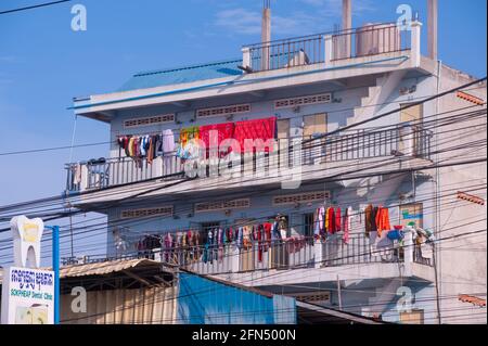Phnom Penh, Cambodge. Le 14 mai 2021. Après 4 semaines de confinement total de la ville, le gouvernement continue de diviser Phnom Penh en 3 zones de couleur (rouge, orange et jaune) en raison de l'explosion actuelle de COVID - 19. Un bâtiment en quarantaine, où vivent des travailleurs du vêtement, dans une « zone rouge », Ce qui signifie un risque élevé d'infection. Credit: Kraig Lieb / Alamy Live News Banque D'Images