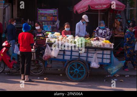 Phnom Penh, Cambodge. Le 14 mai 2021. Après 4 semaines de confinement total de la ville, le gouvernement continue de diviser Phnom Penh en 3 zones de couleur (rouge, orange et jaune) en raison de l'augmentation continue de COVID - 19. Une voiturette à légumes mobile s'installe dans une « Red zone », Ce qui signifie un risque élevé d'infection. Credit: Kraig Lieb / Alamy Live News Banque D'Images