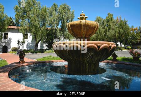 Fontaine sculptée en carreaux de terre cuite et Talavera avec un motif mosaïque dans la cour de la Mission Basilica San Diego de Alcalá en Californie. Banque D'Images