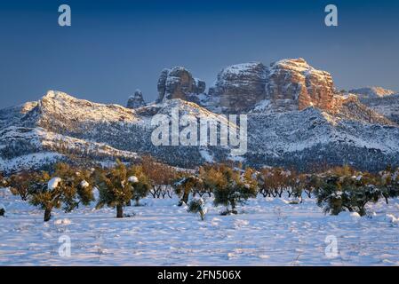 Rochers de Roques de Benet, près de Horta de Sant Joan, dans un coucher de soleil enneigé d'hiver après une forte chute de neige (Terra Alta, Tarragone, Catalogne, Espagne) Banque D'Images