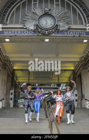 Waterloo Station, Londres, Royaume-Uni. 14 mai 2021. 47 ans après le triomphe de Waterloo au Concours Eurovision Song, la troupe de l'ABBA MANIA (Rhiannon porter sous le nom d'Agnetha Fältskog, Jojo Desmond en tant qu'Anni-Frid Lyngstad, Edward Handoll en tant que Björn Ulvaeus et Directeur musical Loucas Hajiantoni en tant que Benny Andersson) suivent les traces du supergroupe, se préparer à leur retour dans le West End au Théâtre Shaftesbury ce mois-ci. Amanda Rose/Alamy Live News Banque D'Images