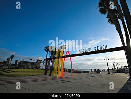 Vue panoramique de Surfenge une sculpture colorée servant de porte à Portwood Pier Plaza au pied de la plage impériale à San Diego Californie Etats-Unis. Banque D'Images