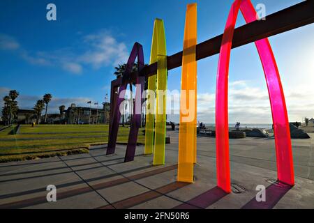 Vue panoramique de Surfenge une sculpture colorée servant de porte à Portwood Pier Plaza au pied de la plage impériale à San Diego Californie Etats-Unis. Banque D'Images