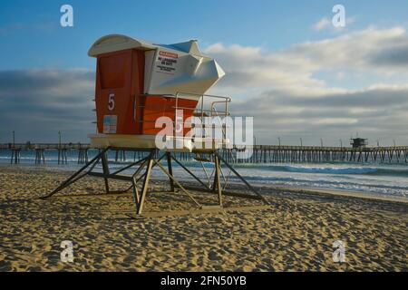 Vue panoramique sur une tour de guet de maître-nageur sur la plage de sable d'Imperial Beach à San Diego, Californie, États-Unis. Banque D'Images