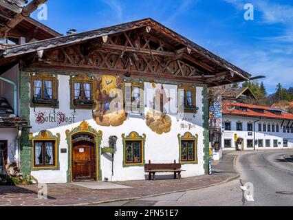 La peinture murale, l'Hotel zur Post, Wallgau, Werdenfelser Land, Upper Bavaria, Bavaria, Germany, Europe Banque D'Images