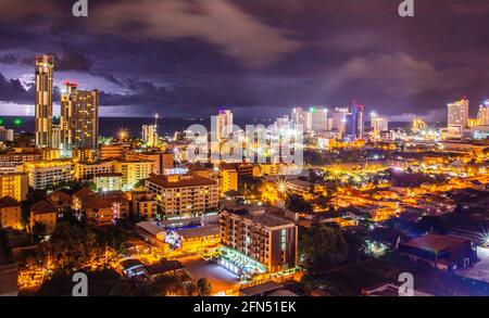 Prise de vue aérienne du paysage urbain du quartier de Pattaya à Chonburi en Thaïlande la nuit Banque D'Images