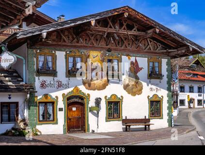 La peinture murale, l'Hotel zur Post, Wallgau, Werdenfelser Land, Upper Bavaria, Bavaria, Germany, Europe Banque D'Images