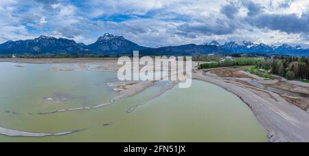 Réservoir Forggensee avec bancs de sable à marée basse, tir de drone, Schwangau, Ostallgäu, Bavière, Allemagne, Europe Banque D'Images