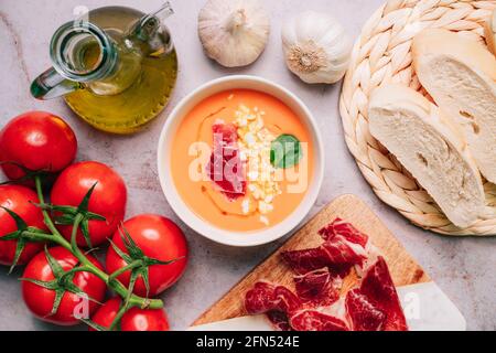 Salmorejo, soupe de tomates au gazpacho dans un bol avec jambon, huile d'olive et œuf. Vue de dessus ou plan de travail. Vue rapprochée Banque D'Images