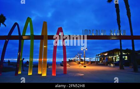 Vue panoramique de Surfenge une sculpture colorée servant de porte à Portwood Pier Plaza au pied de la plage impériale à San Diego Californie Etats-Unis. Banque D'Images