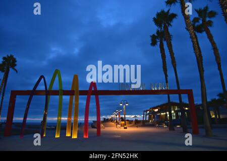 Vue panoramique de Surfenge une sculpture colorée servant de porte à Portwood Pier Plaza au pied de la plage impériale à San Diego Californie Etats-Unis. Banque D'Images