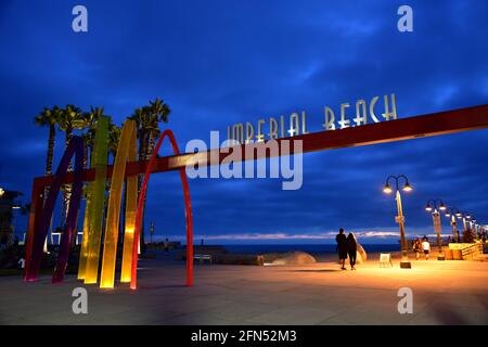 Vue panoramique de Surfenge une sculpture colorée servant de porte à Portwood Pier Plaza au pied de la plage impériale à San Diego Californie Etats-Unis. Banque D'Images