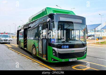 Navette aéroport pour Tbilissi. Le bus prend les passagers à l'arrêt de bus de l'aéroport. Tbilissi, Géorgie - 03.16.2021 Banque D'Images