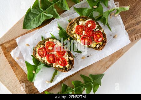 tartiner la tomate et le fromage avec des pignons et du pesto Banque D'Images