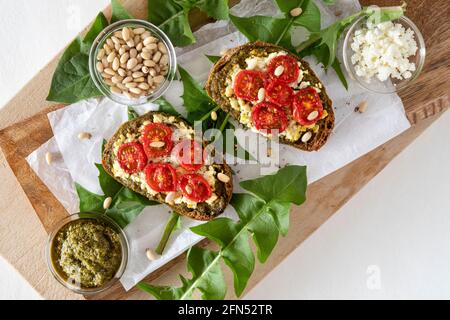 tartiner la tomate et le fromage avec des pignons et du pesto Banque D'Images