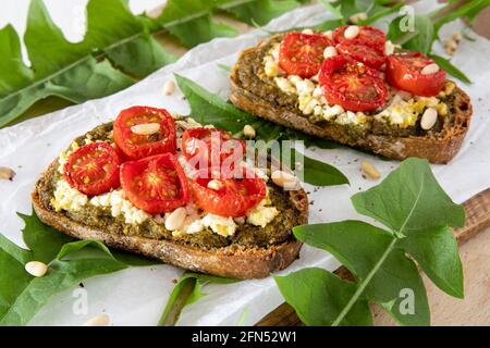 tartiner la tomate et le fromage avec des pignons et du pesto Banque D'Images