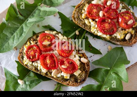 tartiner la tomate et le fromage avec des pignons et du pesto Banque D'Images