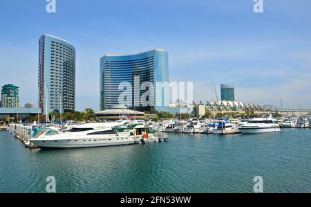 Paysage avec vue panoramique sur le Marriott Marquis Hotel and Marina et les yachts de luxe en premier plan à l'Embarcadero de San Diego en Californie. Banque D'Images