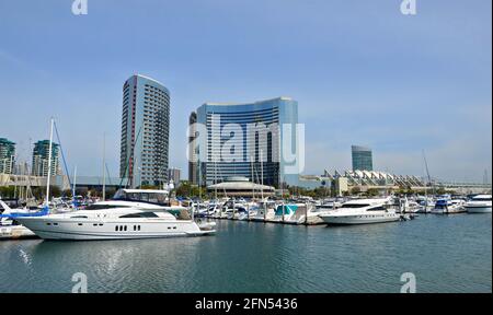 Paysage avec vue panoramique sur le Marriott Marquis Hotel and Marina et les yachts de luxe en premier plan à l'Embarcadero de San Diego en Californie. Banque D'Images