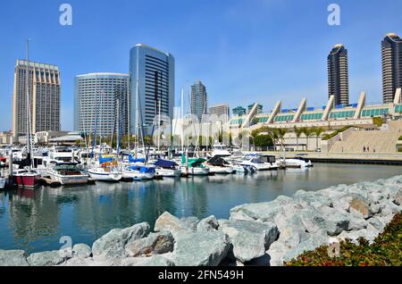 Paysage avec vue panoramique sur le Marriott Marquis Hotel and Marina et le Manchester Grand Hyatt Hotel à l'Embarcadero de San Diego en Californie. Banque D'Images