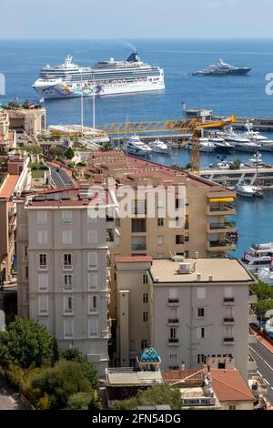 Vue sur les bâtiments du port de Monte Carlo, Monaco. Le navire de croisière Norwegian Pearl à l'ancre. Banque D'Images