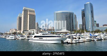 Paysage avec vue panoramique sur le Marriott Marquis Hotel and Marina et le Manchester Grand Hyatt Hotel à l'Embarcadero de San Diego en Californie. Banque D'Images