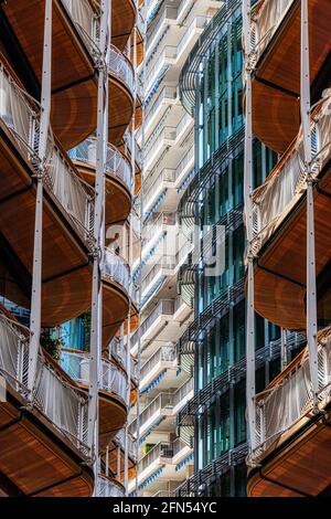 Image abstraite formée de couleurs, de lumières et de formes de deux immeubles à Monte Carlo, Monaco. Banque D'Images