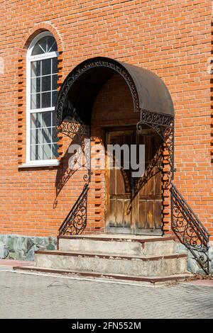 Entrée à l'église de l'Archange Michel de l'ancienne église orthodoxe russe dans le village d'Ursk, région de Kemerovo-Kuzbass Banque D'Images