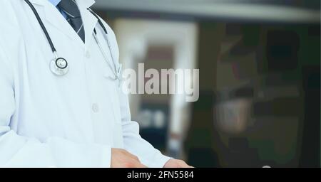 Composition de la section médiane du médecin masculin en blouse de laboratoire avec stéthoscope hors foyer de l'hôpital Banque D'Images