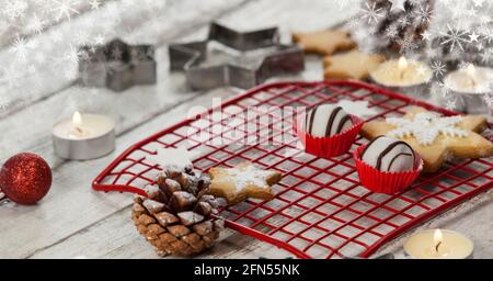 Composition de décorations de noël et de biscuits sur une surface en bois Banque D'Images