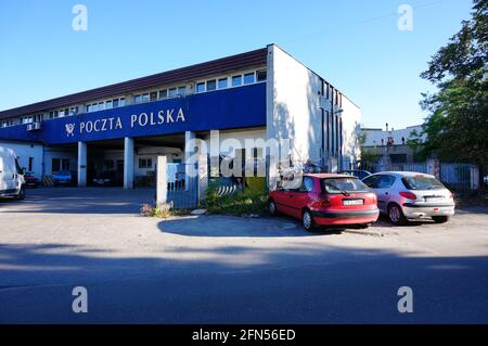 POZNAN, POLOGNE - 06 septembre 2013 : voitures garées devant un bureau de poste Banque D'Images