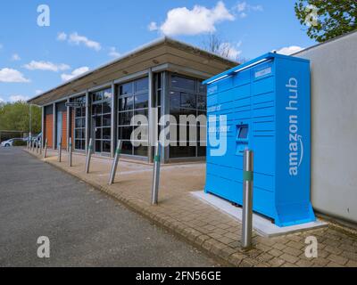 Blue Amazon Locker à la gare d'Uckfield, Uckfield, East Sussex, Angleterre Banque D'Images