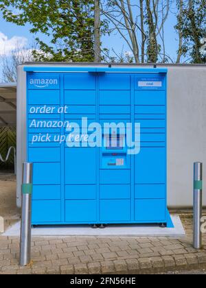 Blue Amazon Locker à la gare d'Uckfield, Uckfield, East Sussex, Angleterre Banque D'Images