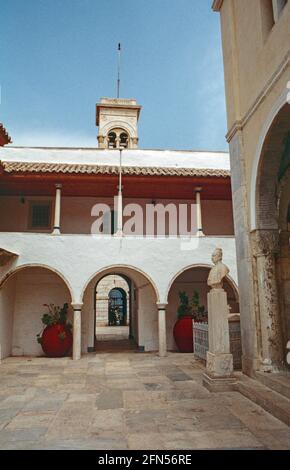 Image numérisée de la cour à Ekklisia Kiminski Theotokou, Hydra en Grèce vers 1977. Un lieu de culte et d'enregistrement régional. Banque D'Images