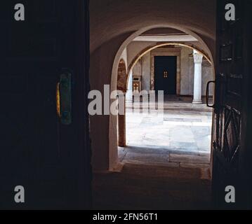 Image numérisée des portes et des arches à Ekklisia Kimiski Theotokou, Hydra en Grèce vers 1977. Un lieu de culte et d'enregistrement régional. Banque D'Images