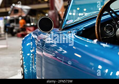 Riga, Lettonie, le 25 septembre 2020: Voiture de luxe vintage Ford Shelby AC Cobra détail gros plan, rétroviseur latéral Banque D'Images