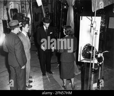 RICHARD TODD MICHAEL WILDING et JANE WYMAN sur la répétition sur le plateau Candid pendant le tournage de LA SCÈNE FRAY 1950 réalisateur ALFRED HITCHCOCK basé sur le roman Man running par Selwyn Jepson adaptation Alma Reville scénario Whitfield Cook designer de costumes pour Marlene Dietrich Christian Dior Warner Bros. Banque D'Images