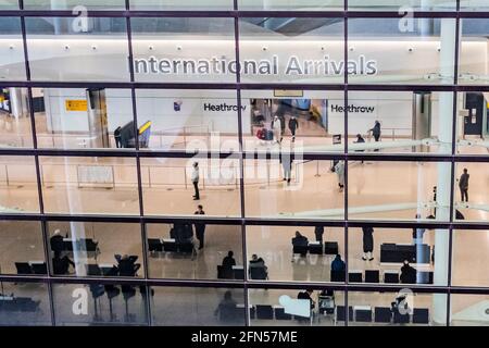 Londres, Royaume-Uni. 13 mai 2021. Les gens continuent de prendre l'avion via Heathrow, mais les restrictions de quarantaine en cours pour les voyages internationaux depuis une liste rouge de pays signifie que certains finissent dans les hôtels près de l'aéroport pendant 10 jours. Crédit : Guy Bell/Alay Live News Banque D'Images