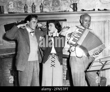 RICHARD TODD JANE WYMAN et ALASTAIR SIM sur le set Candid Gag tourné pendant le tournage de LA SCÈNE FRAY 1950 réalisateur ALFRED HITCHCOCK basé sur le roman Homme en cours d'exécution par Selwyn Jepson adaptation Alma Reville scénario Whitfield Cook designer de costumes pour Marlene Dietrich Christian Dior Warner Bros. Banque D'Images