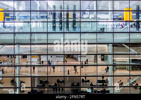 Londres, Royaume-Uni. 13 mai 2021. Les gens continuent de prendre l'avion via Heathrow, mais les restrictions de quarantaine en cours pour les voyages internationaux depuis une liste rouge de pays signifie que certains finissent dans les hôtels près de l'aéroport pendant 10 jours. Crédit : Guy Bell/Alay Live News Banque D'Images