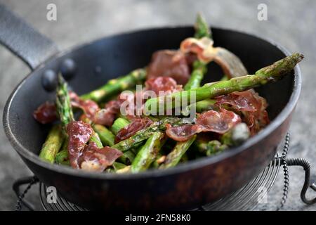 Asperges frites au gingembre, à l'ail et au bacon croustillant photo Janerik Henriksson / TT code 10010 Banque D'Images