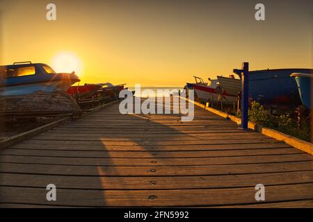 Bateaux sur une cale au Whitstable Yacht Club au coucher du soleil - Whitstable, Kent, Angleterre, Royaume-Uni Banque D'Images