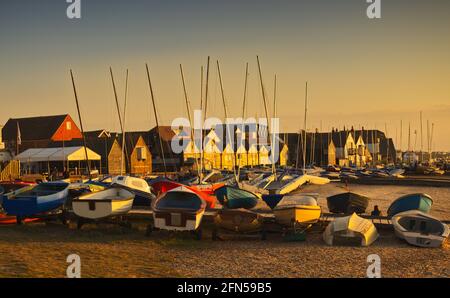 Bateaux sur la plage au Whitstable Yacht Club au coucher du soleil - Whitstable, Kent, Angleterre, Royaume-Uni Banque D'Images