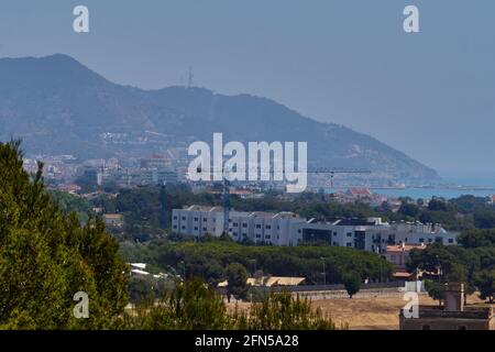 Vue fantastique sur la ville de Sitges, en Espagne, par une belle journée de printemps Banque D'Images