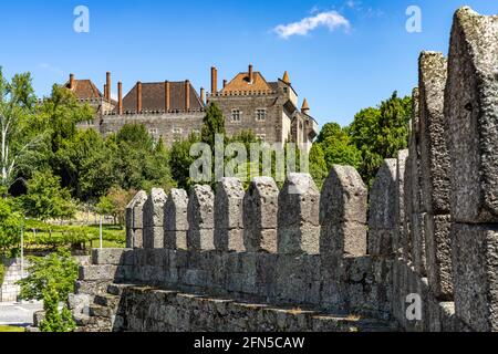 Adarve da Muralha,die Stadtmauer und der Palast Paço Ducal, Guimaraes, Portugal, Europa | mur de ville Adarve da Muralha et le Palais Ducal de Vila Banque D'Images