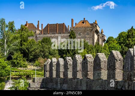 Adarve da Muralha,die Stadtmauer und der Palast Paço Ducal, Guimaraes, Portugal, Europa | mur de ville Adarve da Muralha et le Palais Ducal de Vila Banque D'Images