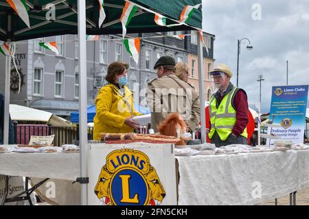 Bantry, West Cork, Irlande. 14 mai 2021. Le marché de la ville de Bantry était occupé aujourd'hui, car les voyages entre comtés pour une raison non essentielle ont été retournés, vente de gâteau du club Lions de Bantry Bay. Crédit: Karlis Dzjamko/Alay Live News Banque D'Images