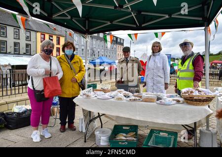 Bantry, West Cork, Irlande. 14 mai 2021. Le marché de la ville de Bantry était occupé aujourd'hui, car les voyages entre comtés pour une raison non essentielle ont été retournés, vente de gâteau du club Lions de Bantry Bay. Crédit: Karlis Dzjamko/Alay Live News Banque D'Images