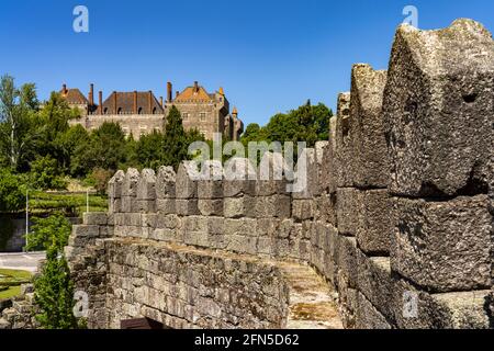 Adarve da Muralha,die Stadtmauer und der Palast Paço Ducal, Guimaraes, Portugal, Europa | mur de ville Adarve da Muralha et le Palais Ducal de Vila Banque D'Images